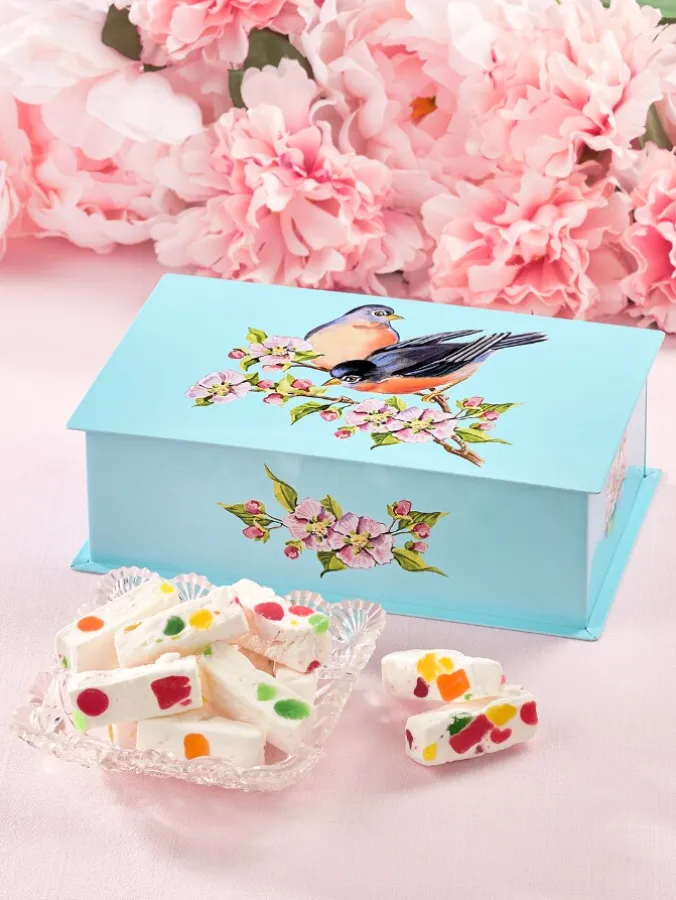 Charming Robin Tin With Jujube Divinity Candy