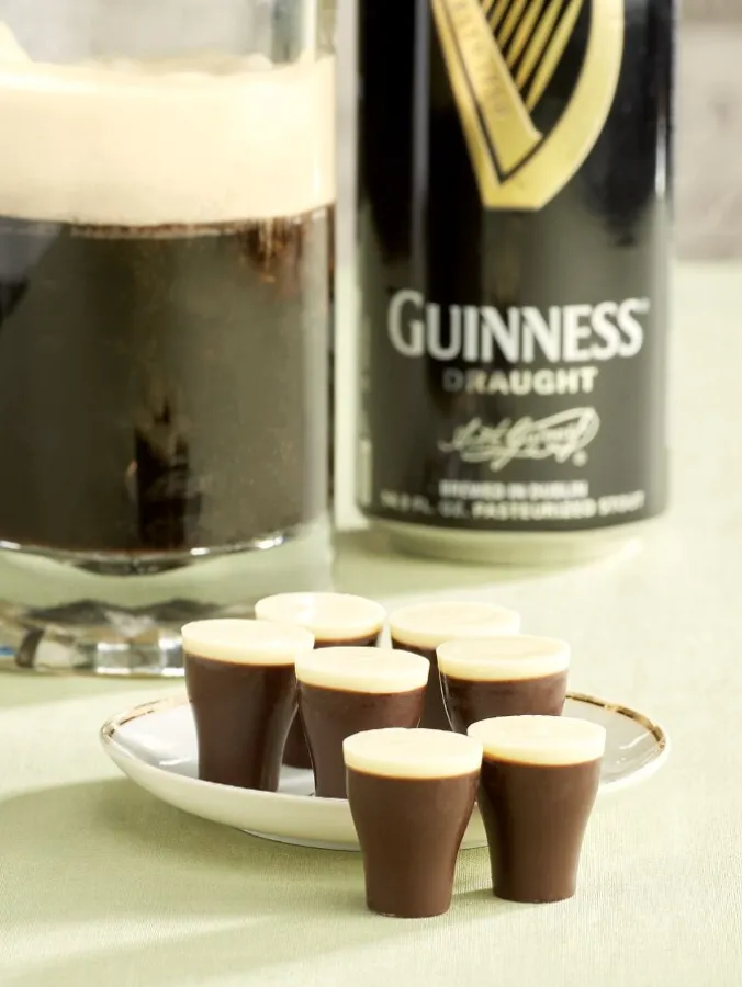 Guinness Dark and White Chocolate Mini Pints, 14 Pints