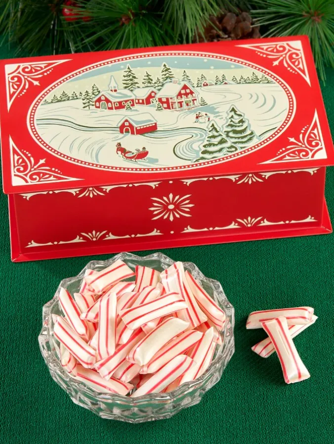 Weston Snowy Village Tin With Peppermint Creme Straws