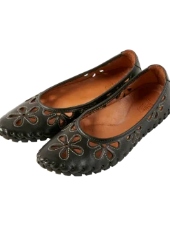 Women's Spring Step Eyelet Leather Slip-On Flats