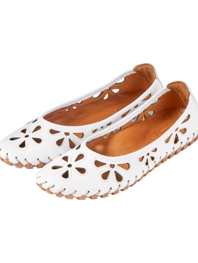 Women's Spring Step Eyelet Leather Slip-On Flats